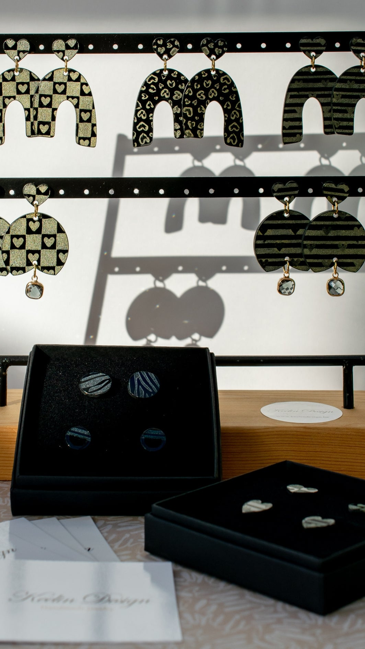 Keelin Design - Laser-cut en gegraveerde acryl oorbellen - Belgische juwelen