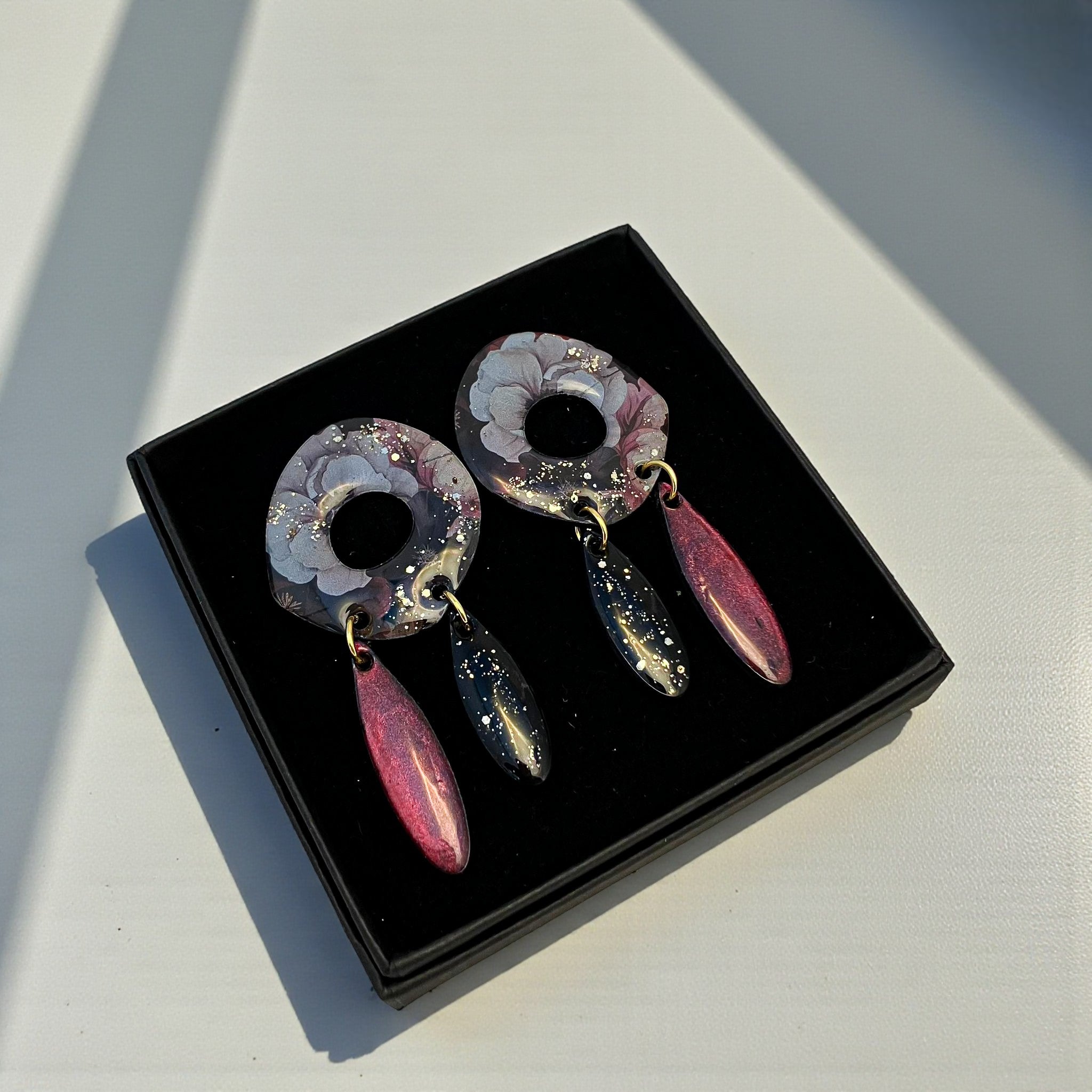 Freya - STARDUST Statement Oorbellen - Floral Burgundy - Handgemaakte acryl oorbellen.jpg