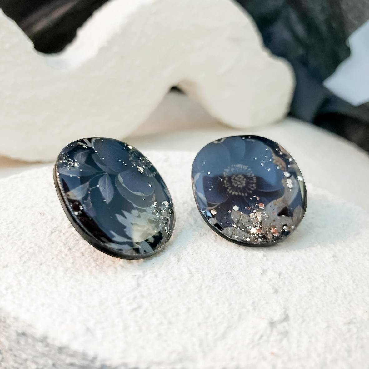 Keelin Design, Handgemaakte Oorbellen · Ivy · Statement Oorstekers · Floral Zwart (close-up)