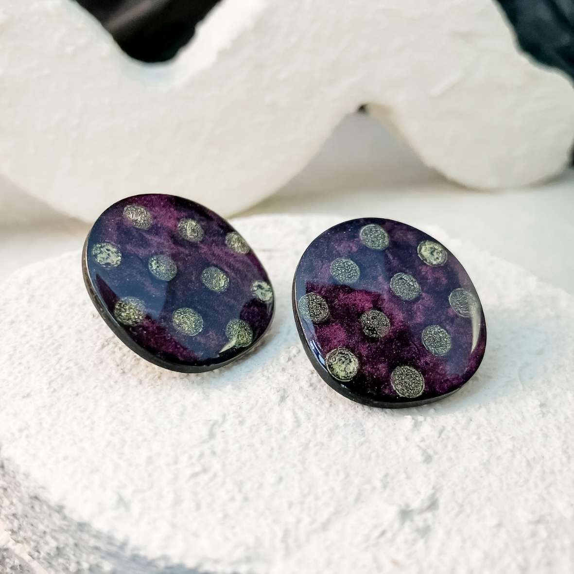 Keelin Design, Handgemaakte Oorbellen · Ivy · Statement Oorstekers · Paars Dots (close-up)