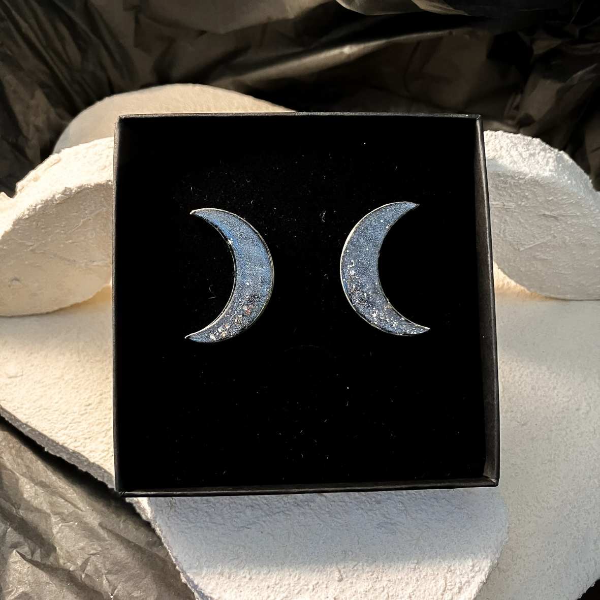 Keelin Design, Handgemaakte Oorbellen · Maan Oorbellen · Wit Met Gouden Glitter Details · Metallic kleuren (in doosje)