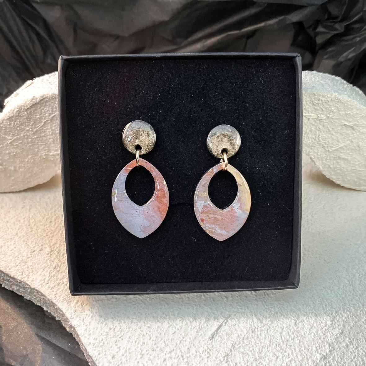 Keelin Design, Handgemaakte Oorbellen · Nina · Marquize Hanger Oorbellen · Handgeschilderd Metallic (in doosje)