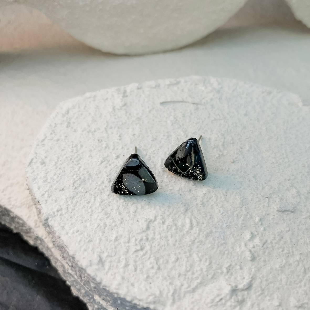 Keelin Design, Handgemaakte Oorbellen · Nova · MINI Driehoek Oorstekers · Floral Zwart