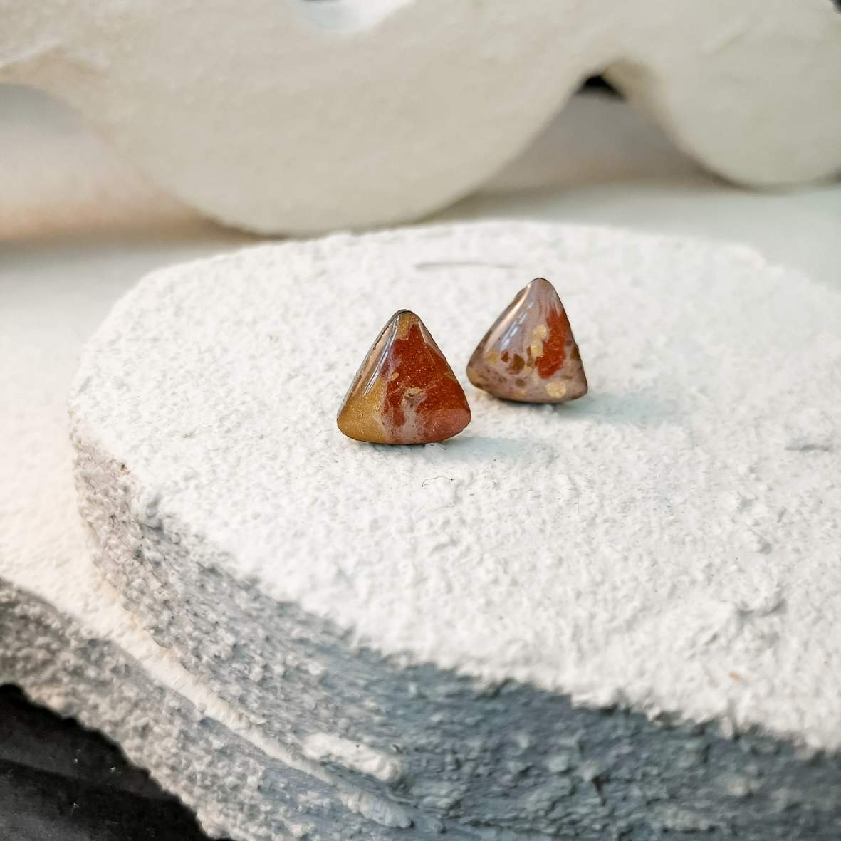 Keelin Design, Handgemaakte Oorbellen · Nova · MINI Driehoek Oorstekers · Handgeschilderd Metallic (close-up)