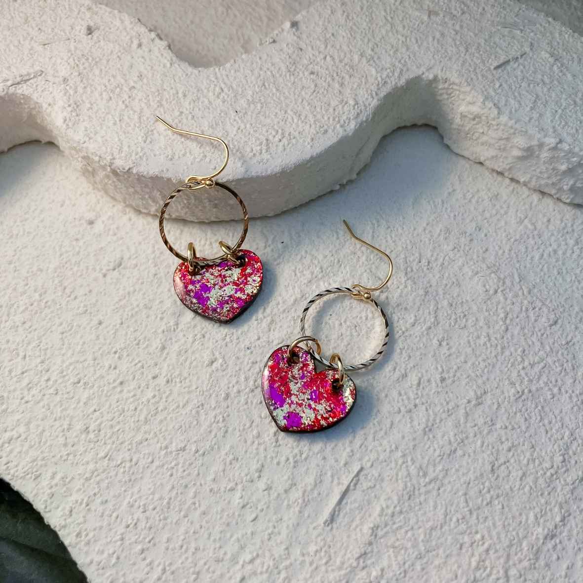 Keelin Design, Handgemaakte Oorbellen · Rosalie · Hartjes Oorbellen met Metallic Flakes Goud Paars Rood