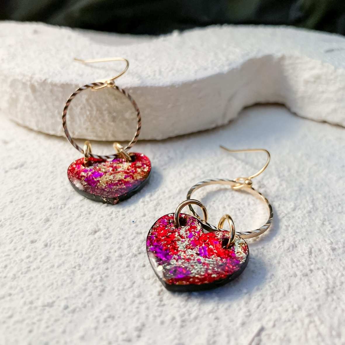 Keelin Design, Handgemaakte Oorbellen · Rosalie · Hartjes Oorbellen met Metallic Flakes Goud Paars Rood (close-up)