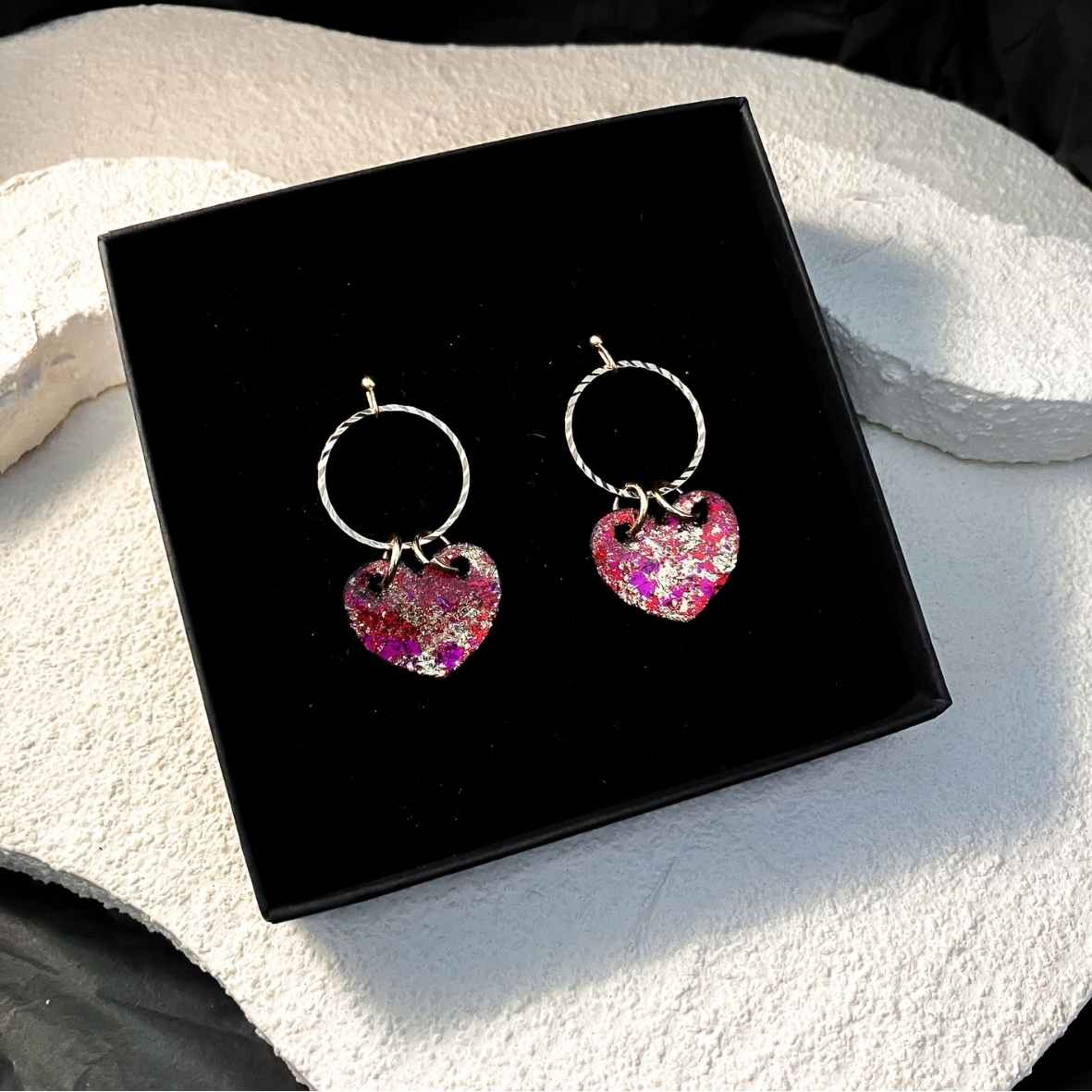 Keelin Design, Handgemaakte Oorbellen · Rosalie · Hartjes Oorbellen met Metallic Flakes Goud Paars Rood (in doosje)