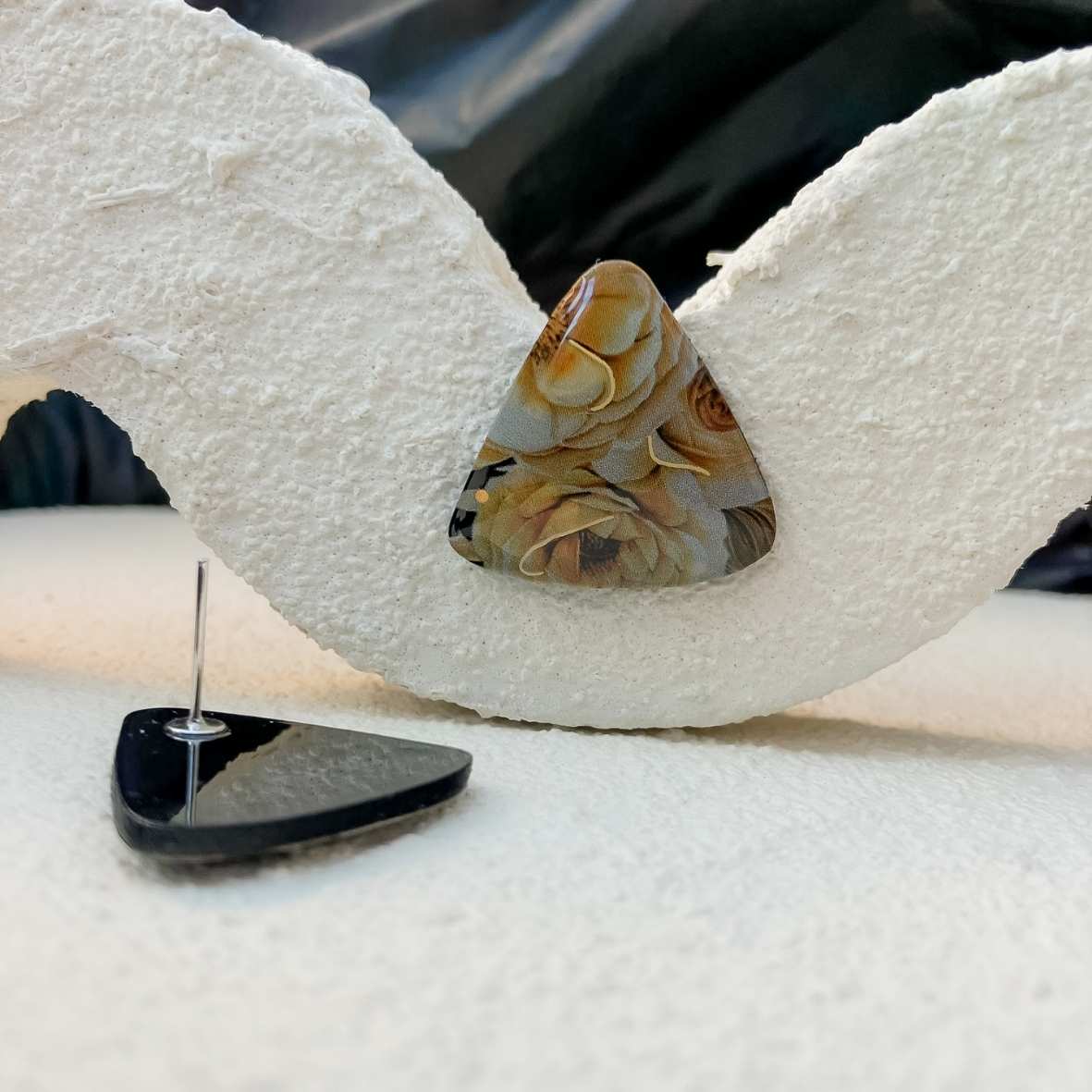 Keelin Design, Handgemaakte Oorbellen · Sofia · Driehoek Midi Oorbellen · Gouden Ochtendbloesem (close-up)