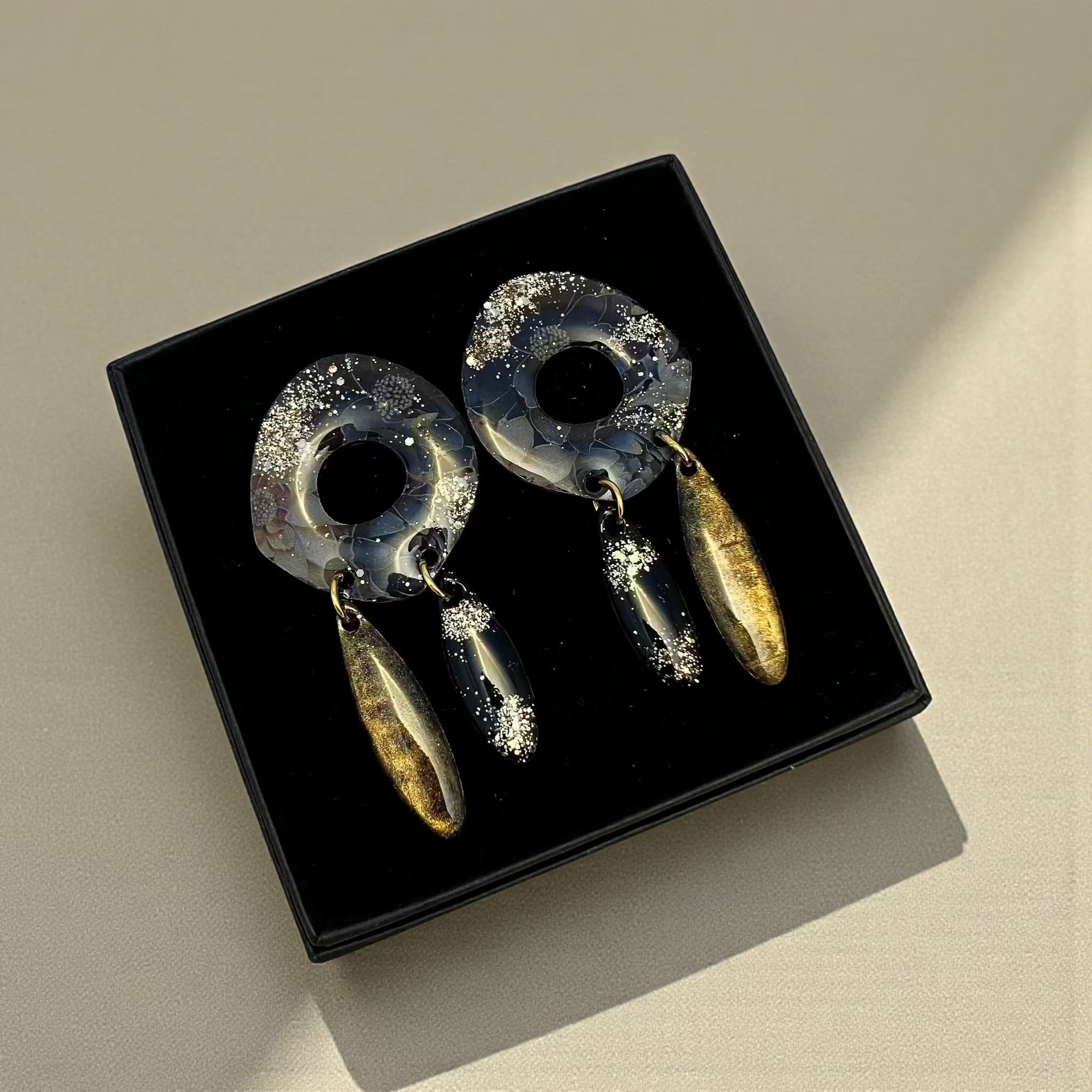 Keelin Design Freya Stardust Statement Oorbellen met Beige Bloemenmotief