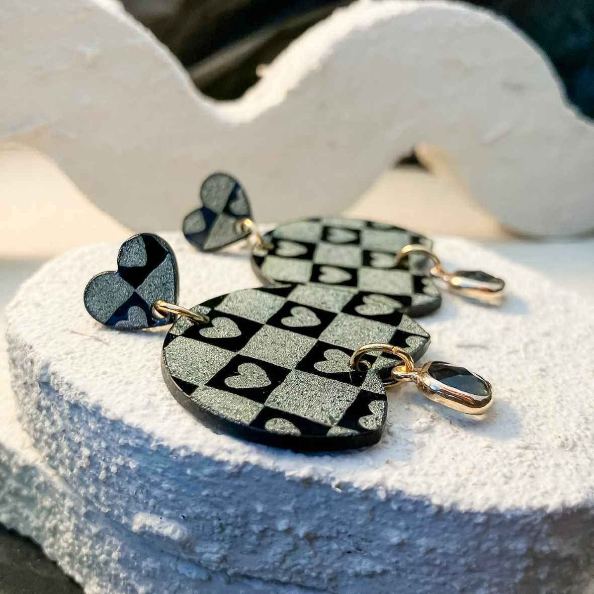 Keelin Design, Handgemaakte Oorbellen · Elise · Statement Oorbellen · Glashanger · Gouden Hartjes Gravure (close-up)