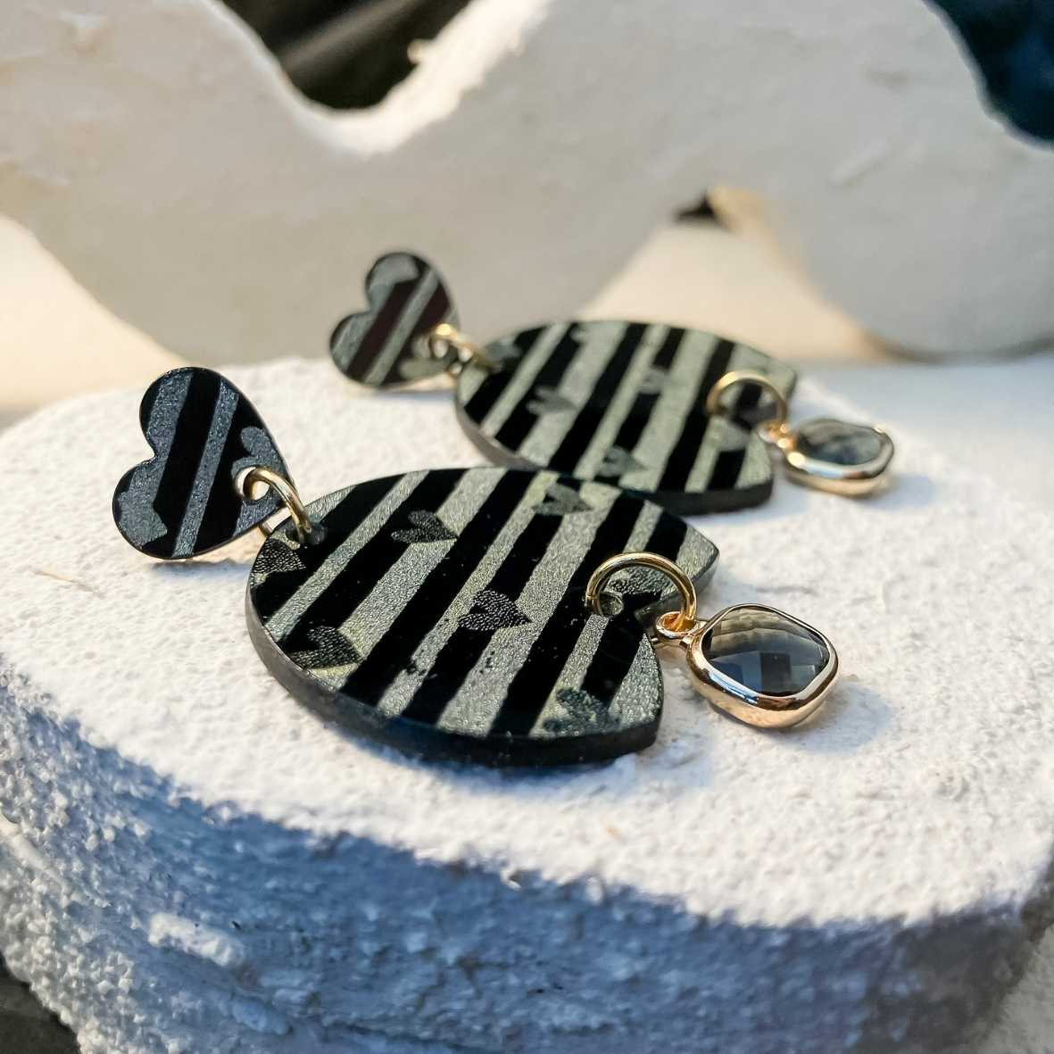 Keelin Design, Handgemaakte Oorbellen · Elise · Statement Oorbellen · Glashanger · Gouden Strepen Gravure Met Hartjes (close-up)