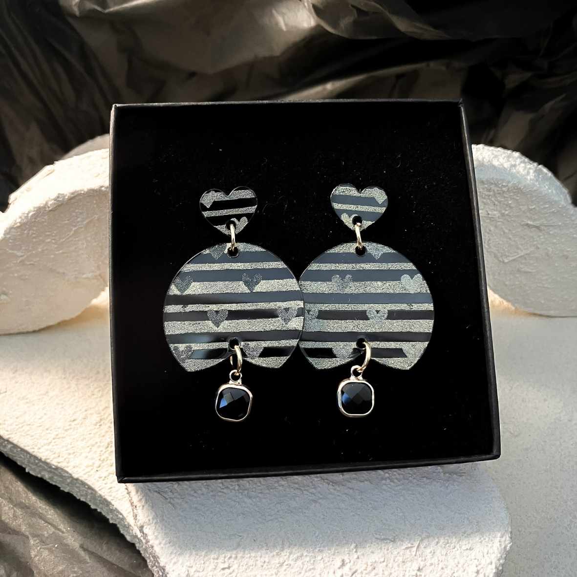 Keelin Design, Handgemaakte Oorbellen · Elise · Statement Oorbellen · Glashanger · Gouden Strepen Gravure Met Hartjes (in doosje)