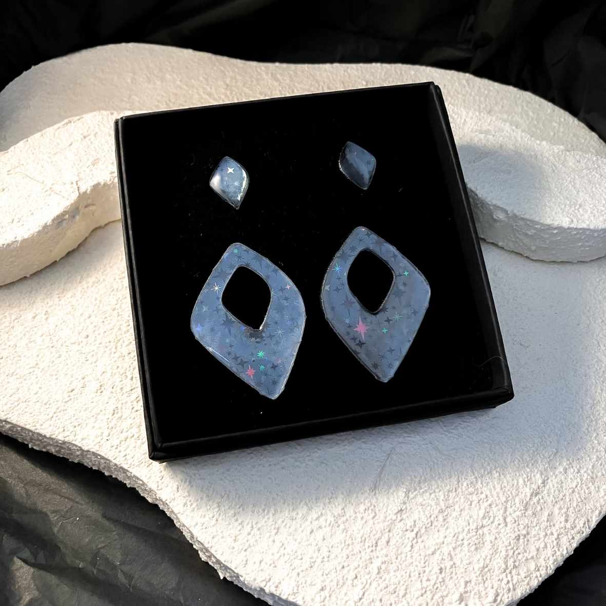 Keelin Design, Handgemaakte Oorbellen · Enchanta SET · Holografische Oorstekers · Set Van 2 Paar (in doosje)