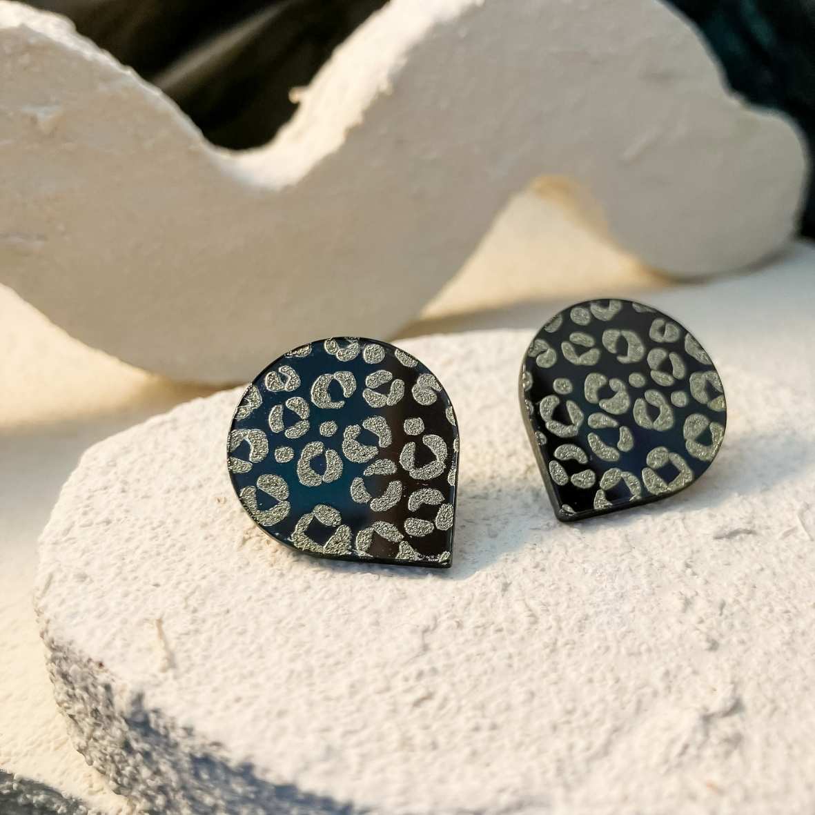 Keelin Design, Handgemaakte Oorbellen · Lena · Omgekeerde Druppel Oorstekers · Luipaard Gravure (close-up)