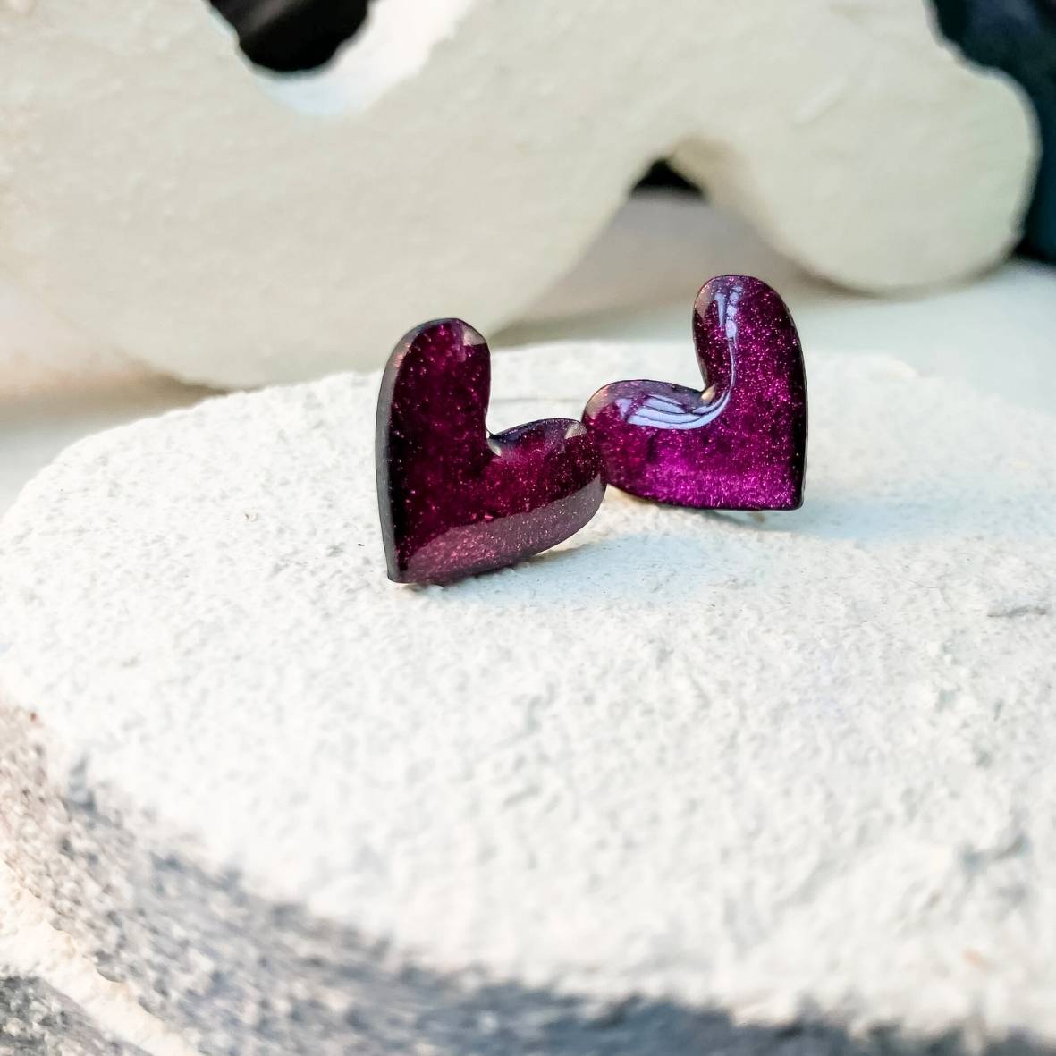 Keelin Design, Handgemaakte Oorbellen · Lilou · MINI Hartjes Oorstekers · Magenta (close-up)