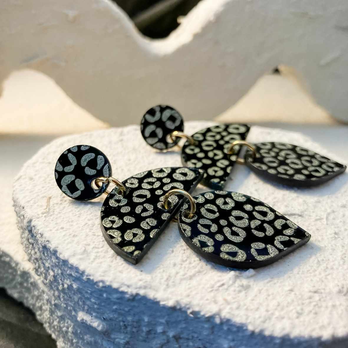 Keelin Design, Handgemaakte Oorbellen · Nora · Statement Luipaard Oorbellen · Metallic Gouden Gravure (close-up)