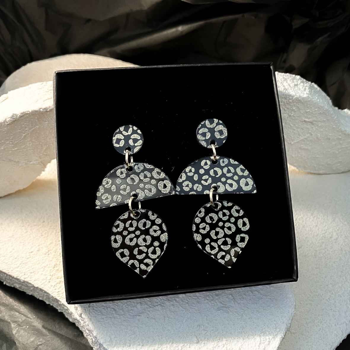 Keelin Design, Handgemaakte Oorbellen · Nora · Statement Luipaard Oorbellen · Metallic Gouden Gravure (in doosje)