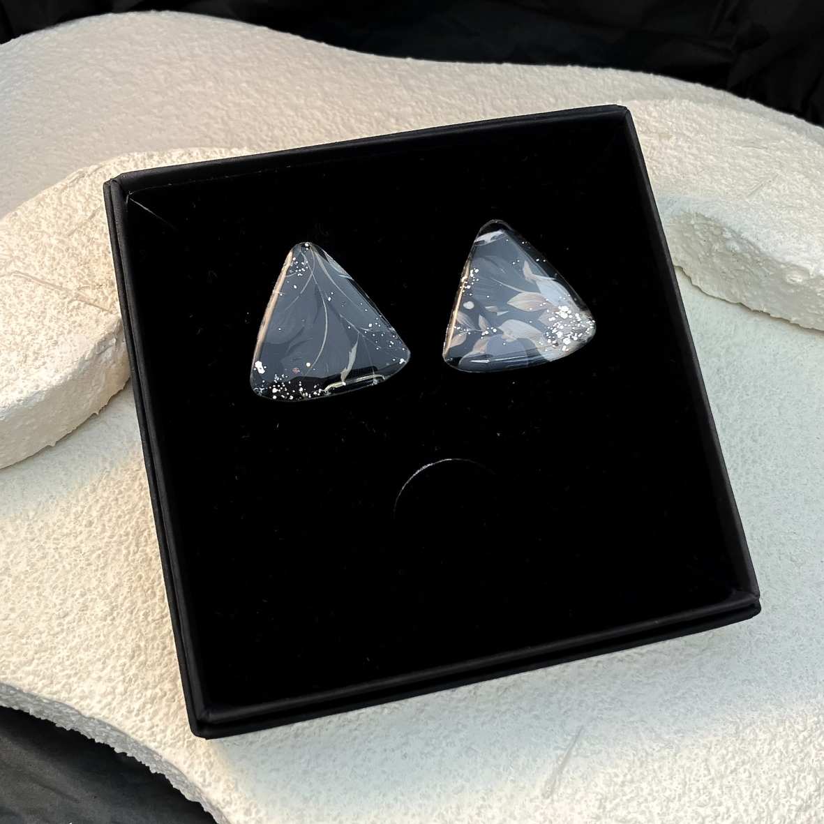 Keelin Design, Handgemaakte Oorbellen · Sofia · Driehoek Midi Oorbellen · Floral Beige (in doosje)