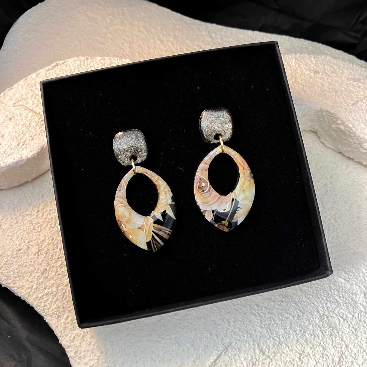 Keelin Design, Handgemaakte Oorbellen · Trix · Marquise Vorm Midi Oorbellen (in doosje) · Gouden Ochtendbloesem