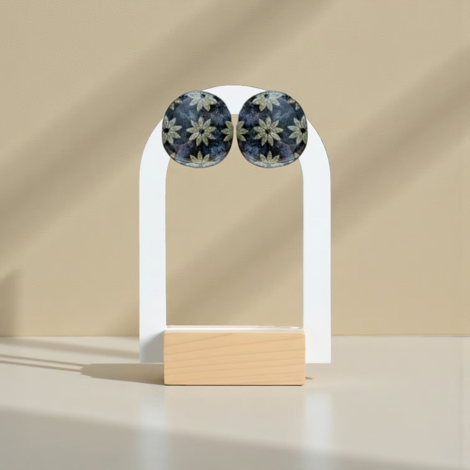 Keelin Design, Handmade Jewelry - Ivy Statement Oorstekers met bloemendetails