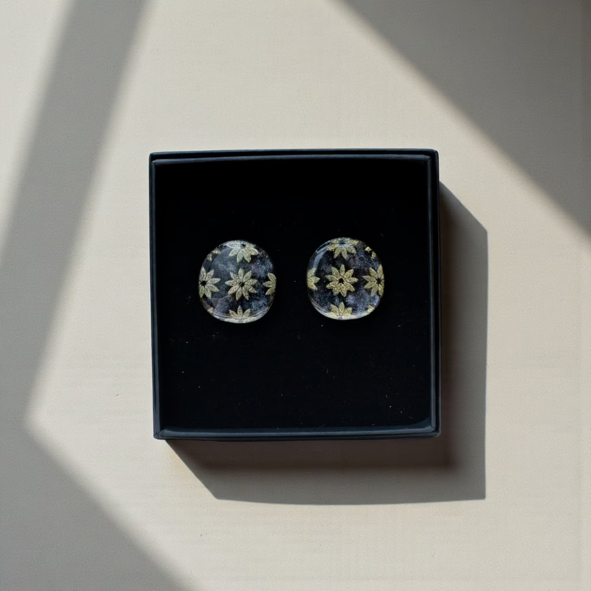 Keelin Design, Handmade Jewelry - Ivy Witte Statement Oorstekers met Goudkleurige Bloemen Gravure