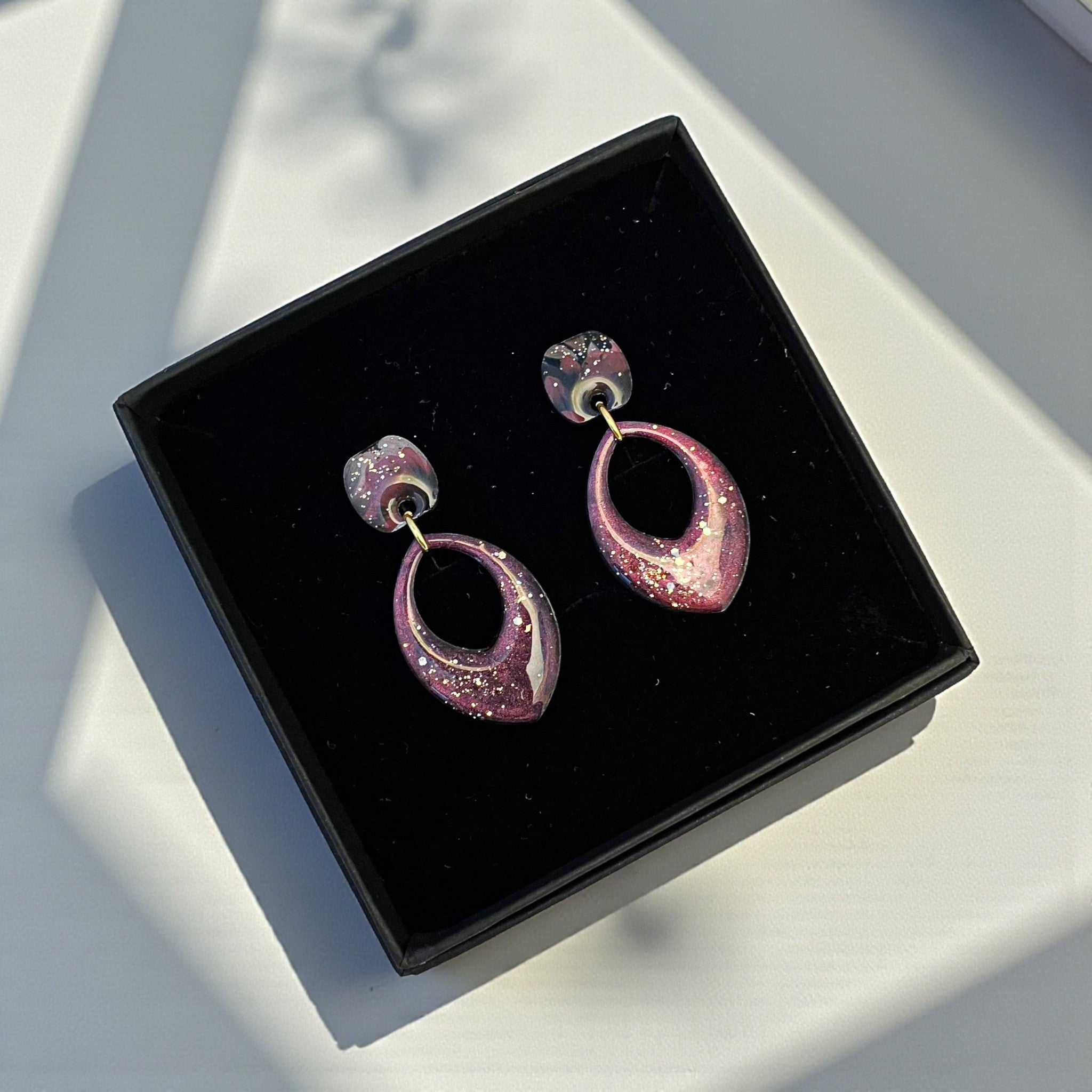 Trix - Floral Burgundy - Handgemaakte Acryl Oorbellen in Burgundy met Floral Print