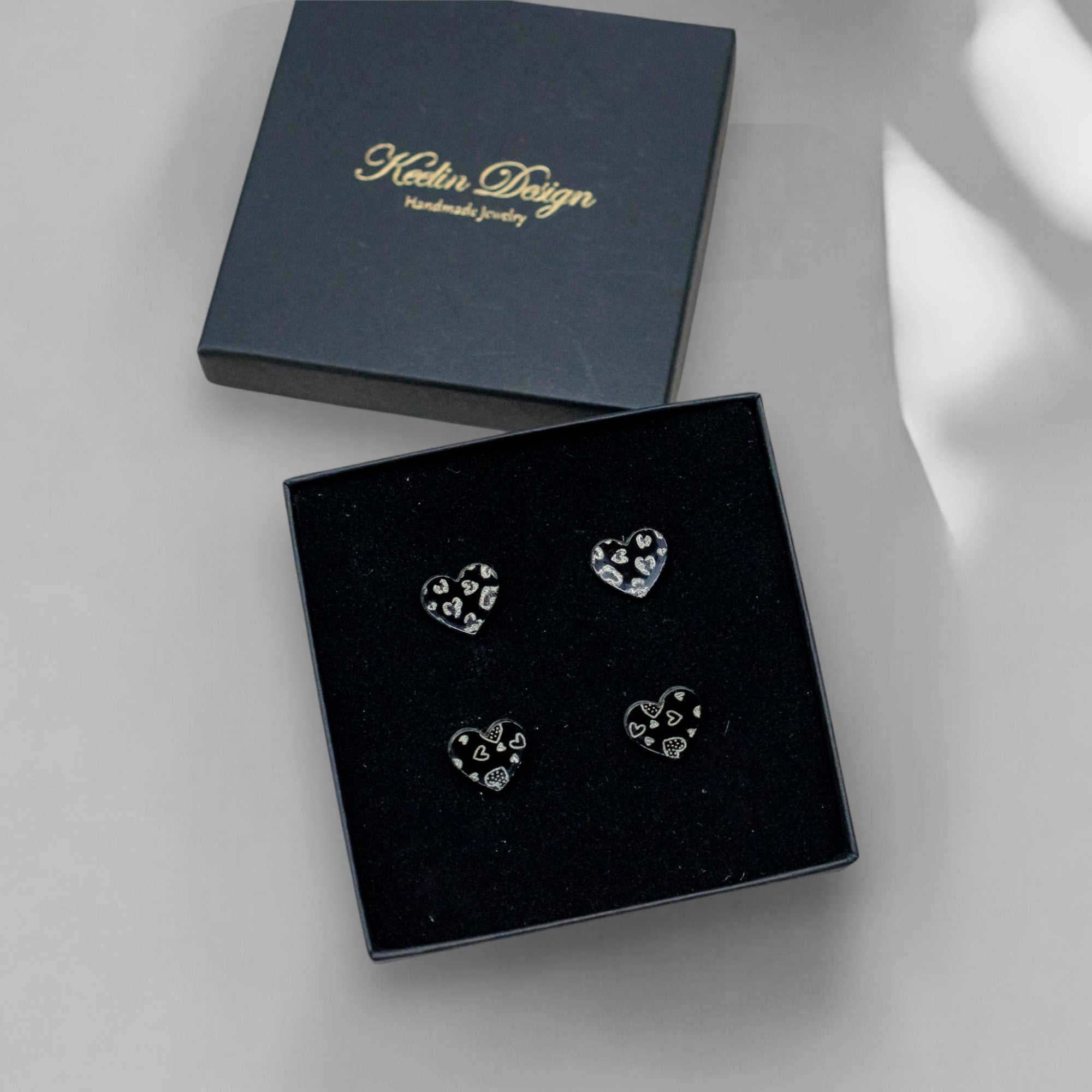 Cute Love Love Stories acryl MINI oorbellen set 2 paar gouden gravure handgemaakt België Keelin Design