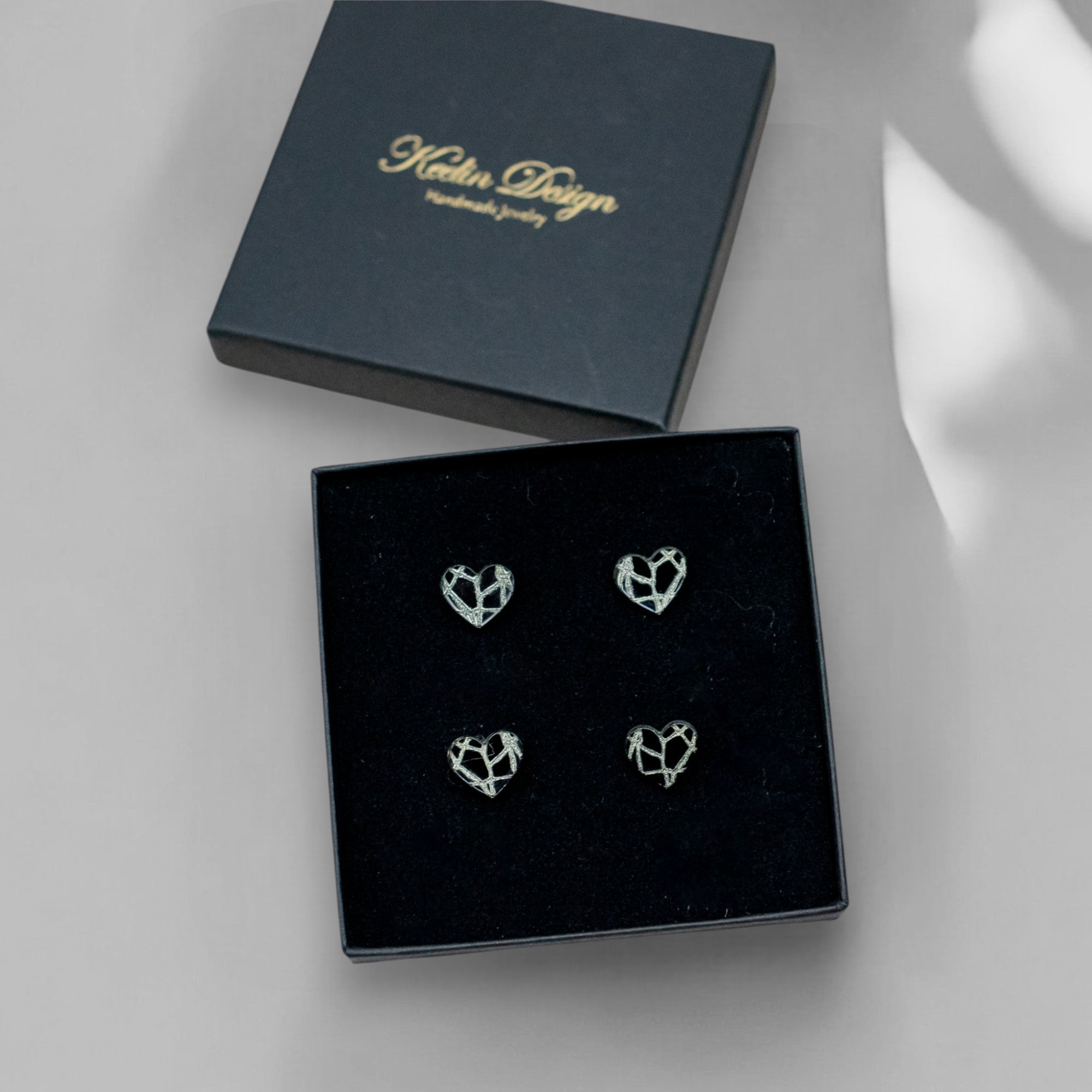 Kintsugi Love Stories acryl MINI oorbellen set 2 paar gouden gravure handgemaakt België Keelin Design
