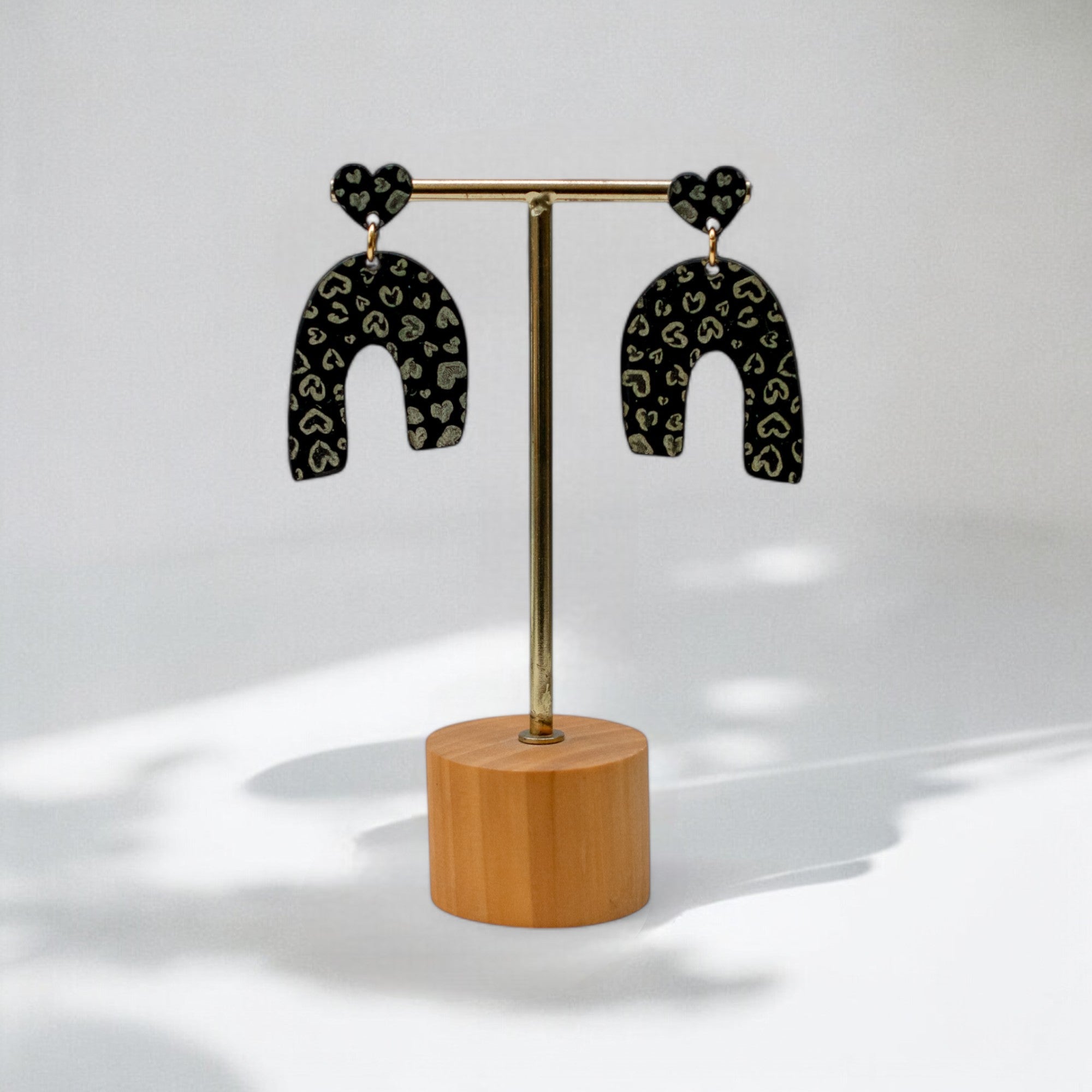 Leopard Love Love Stories acryl Statement oorbellen gouden gravure handgemaakt België Keelin Design