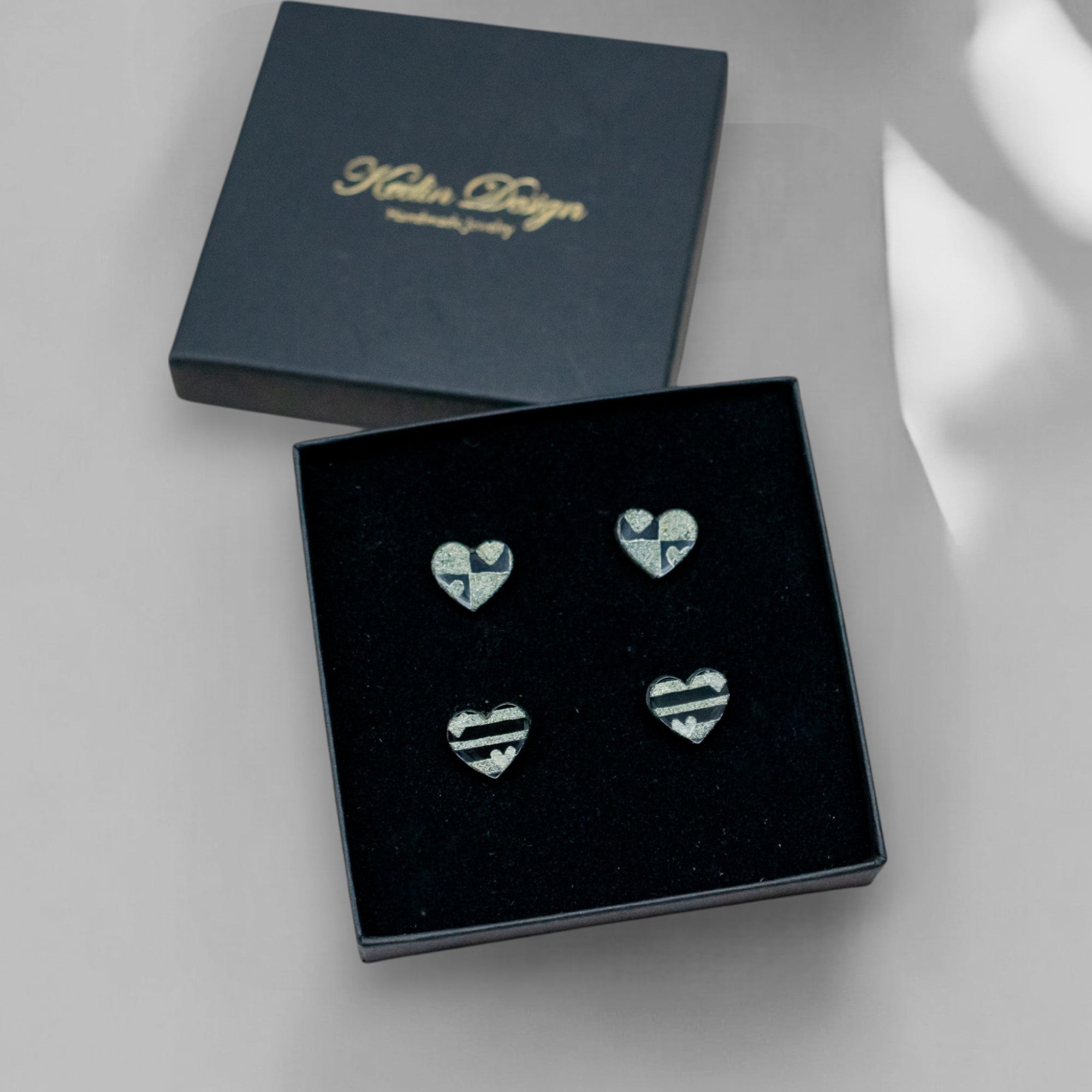 Retro Love Love Stories acryl MINI oorbellen set 2 paar retro hartjes gouden gravure handgemaakt België Keelin Design