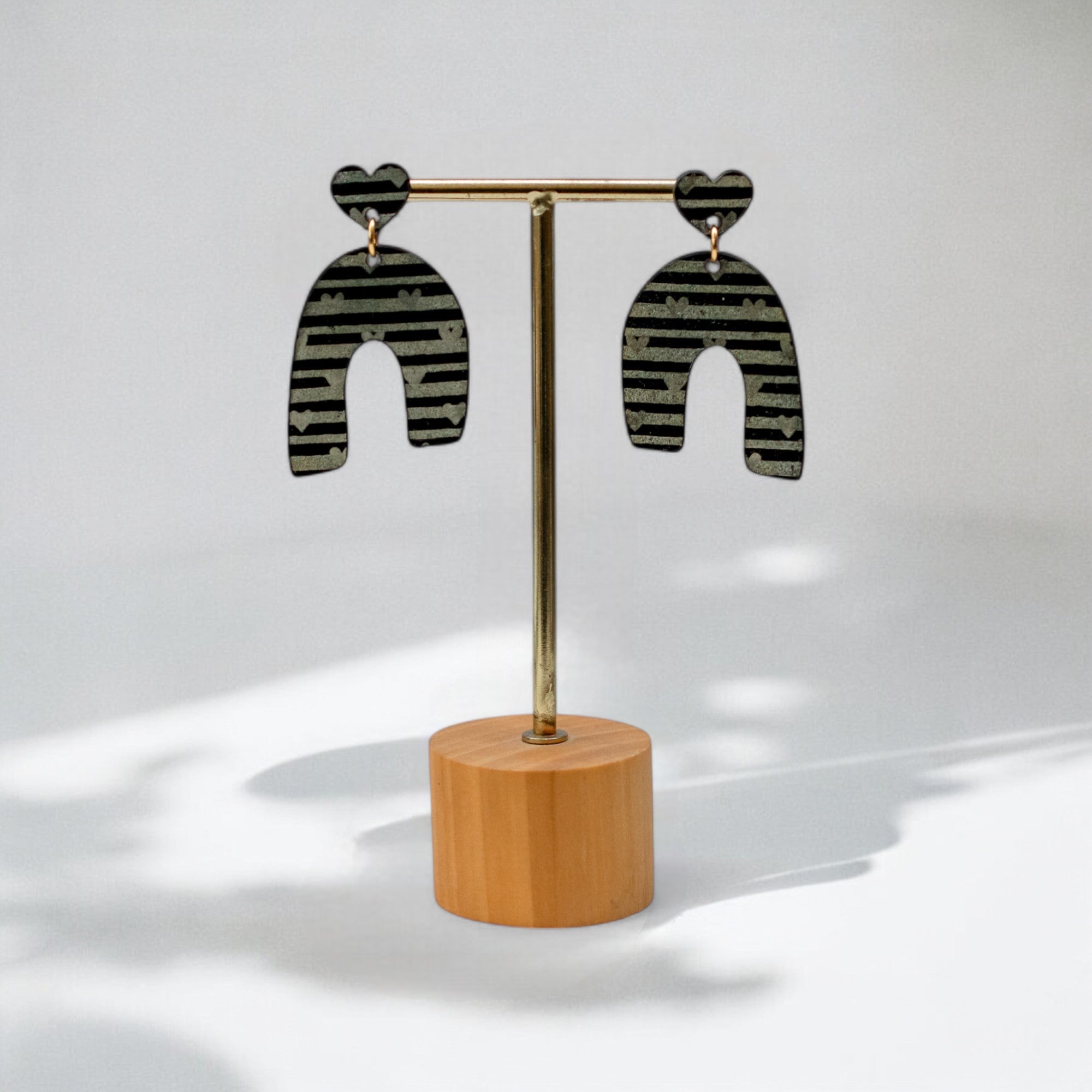 Stripes Love Love Stories acryl Statement oorbellen gouden gravure strepen handgemaakt België Keelin Design