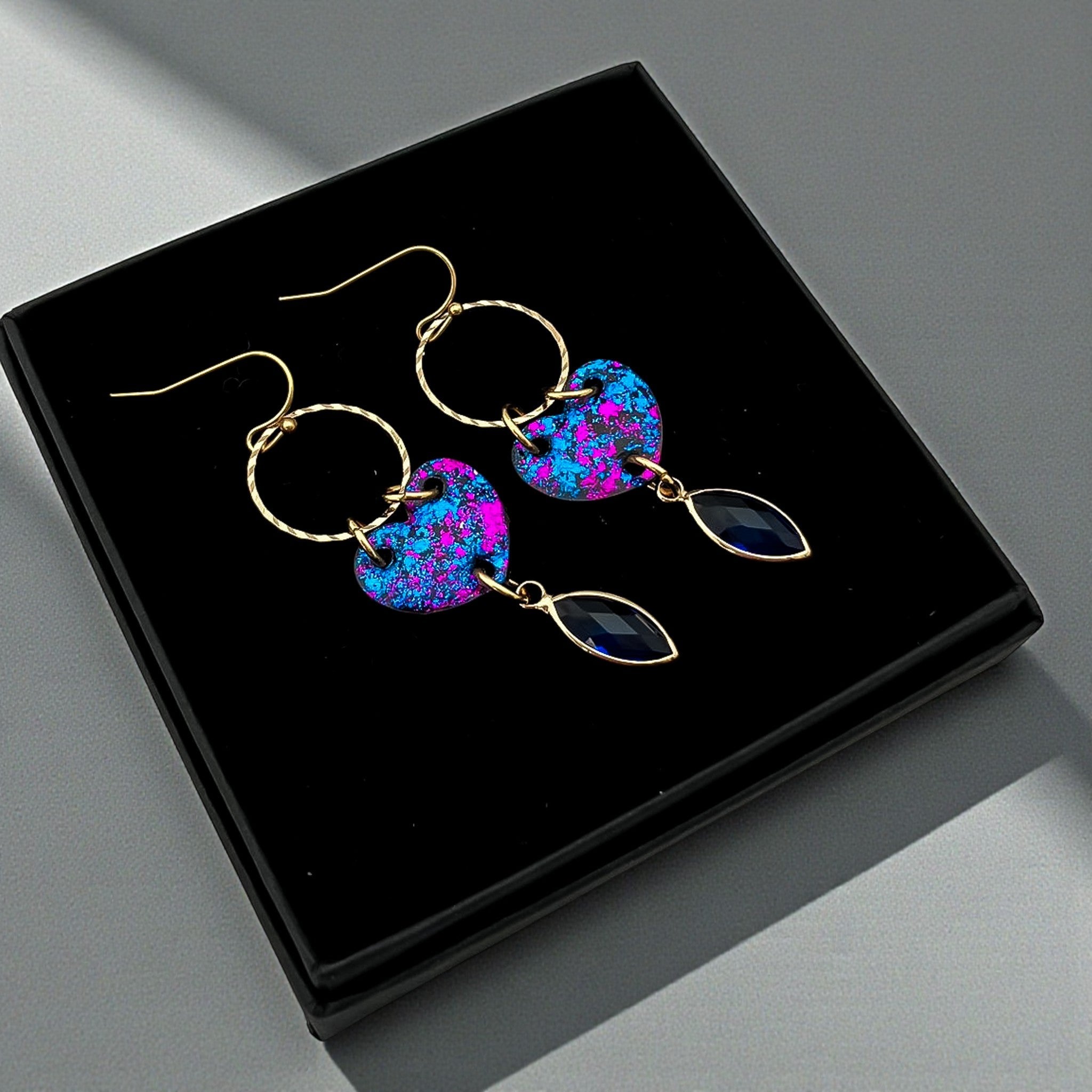 Isabelle – Hartjes Statement Oorbellen met Glashangertje - Keelin Design