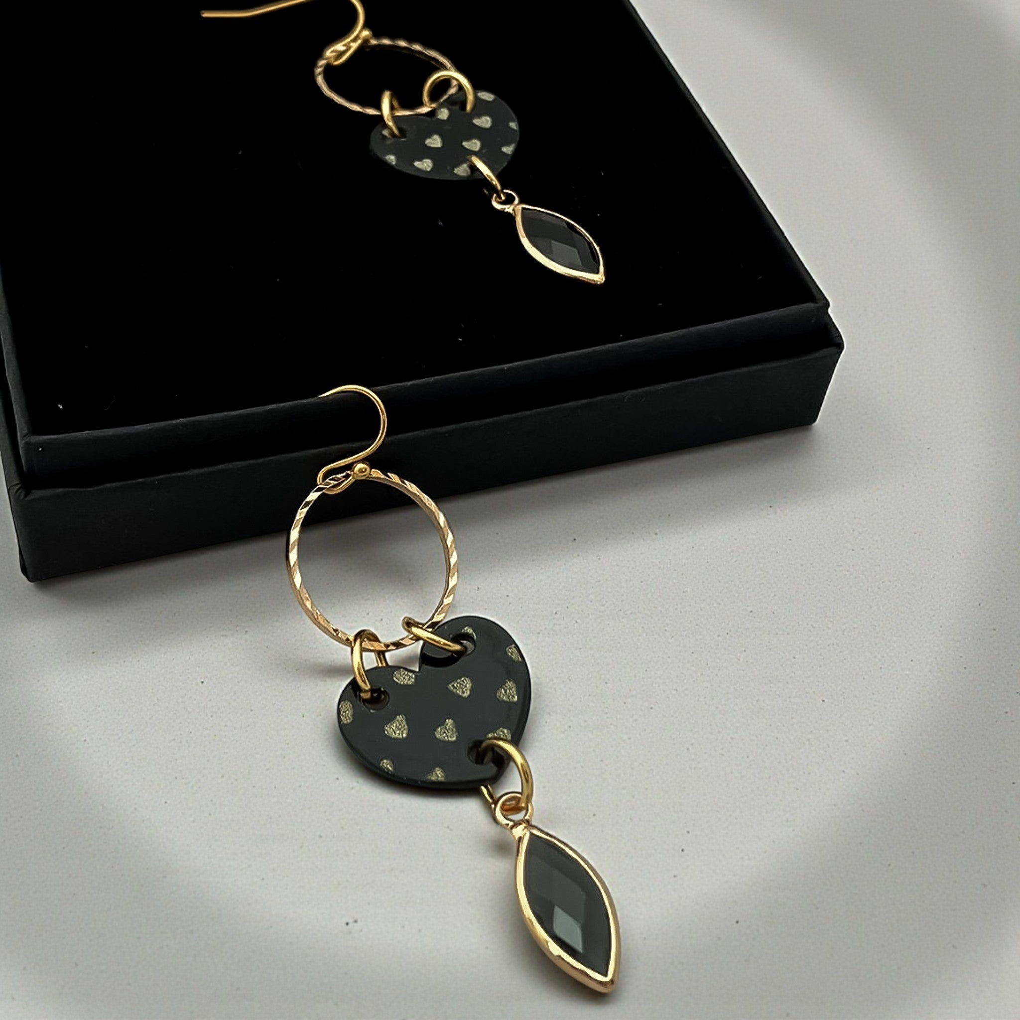 Isabelle – Hartjes Statement Oorbellen met Glashangertje - Keelin Design