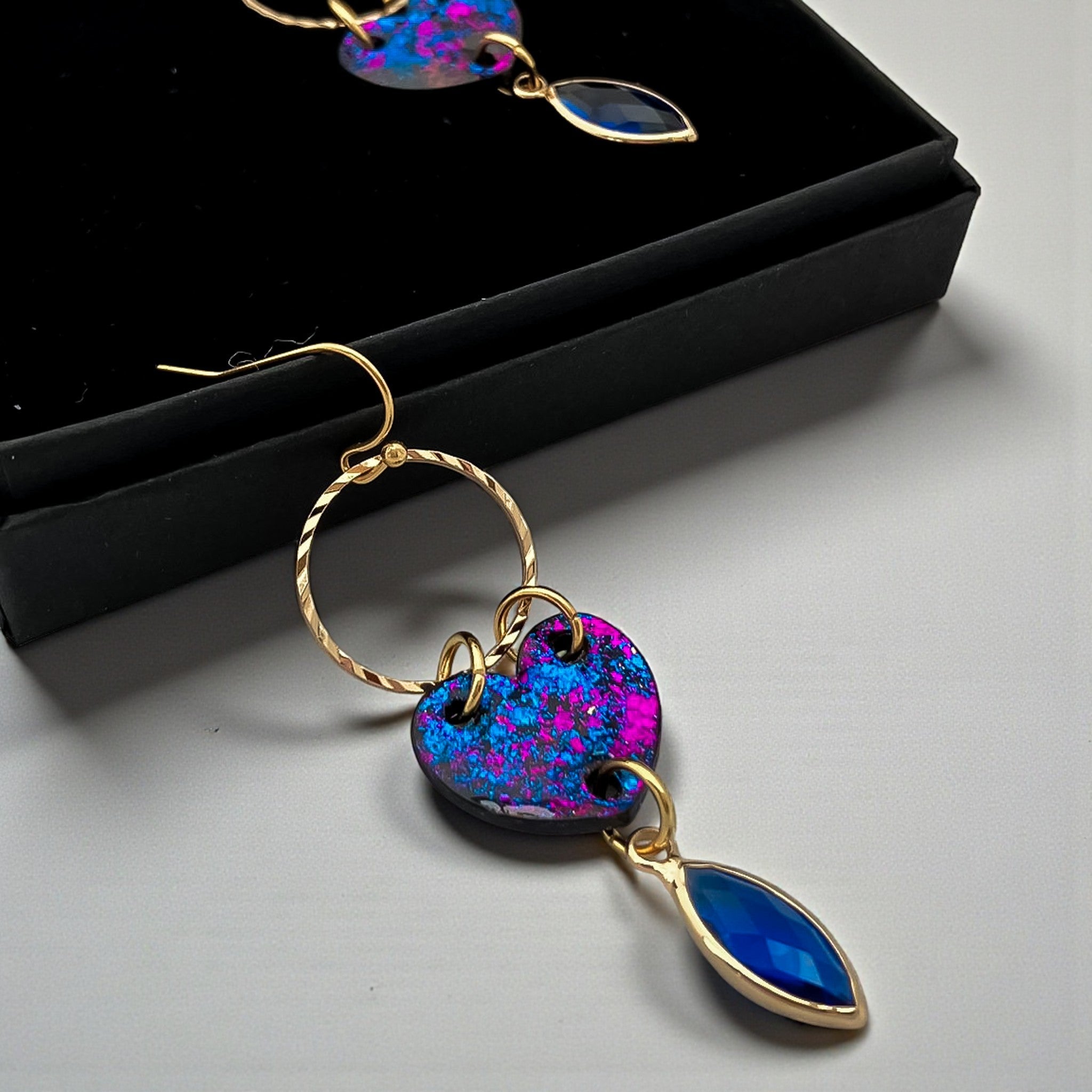 Isabelle – Hartjes Statement Oorbellen met Glashangertje - Keelin Design