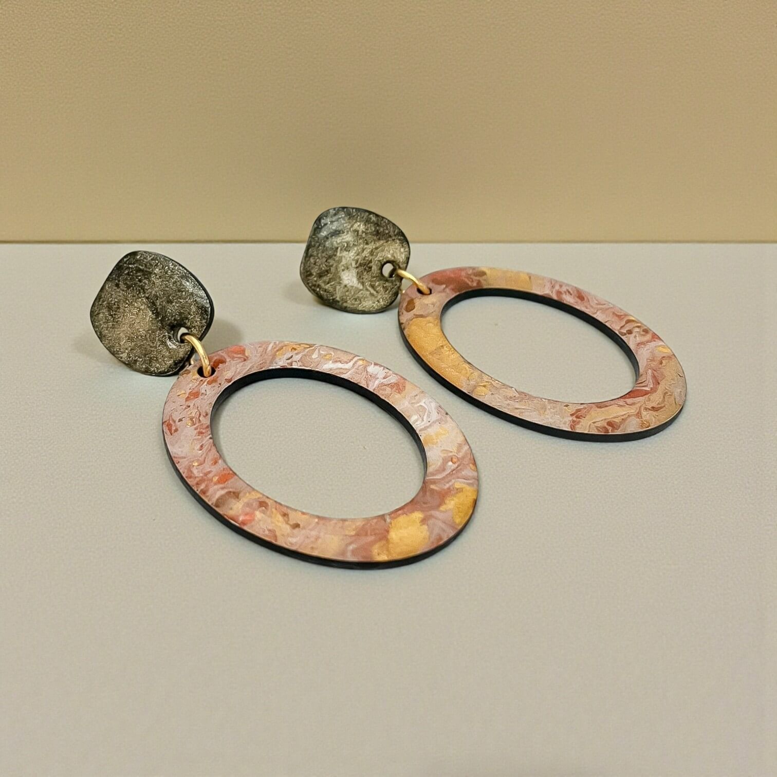 Ramona · Handgeschilderde Statement Oorbellen · Metallic kleuren