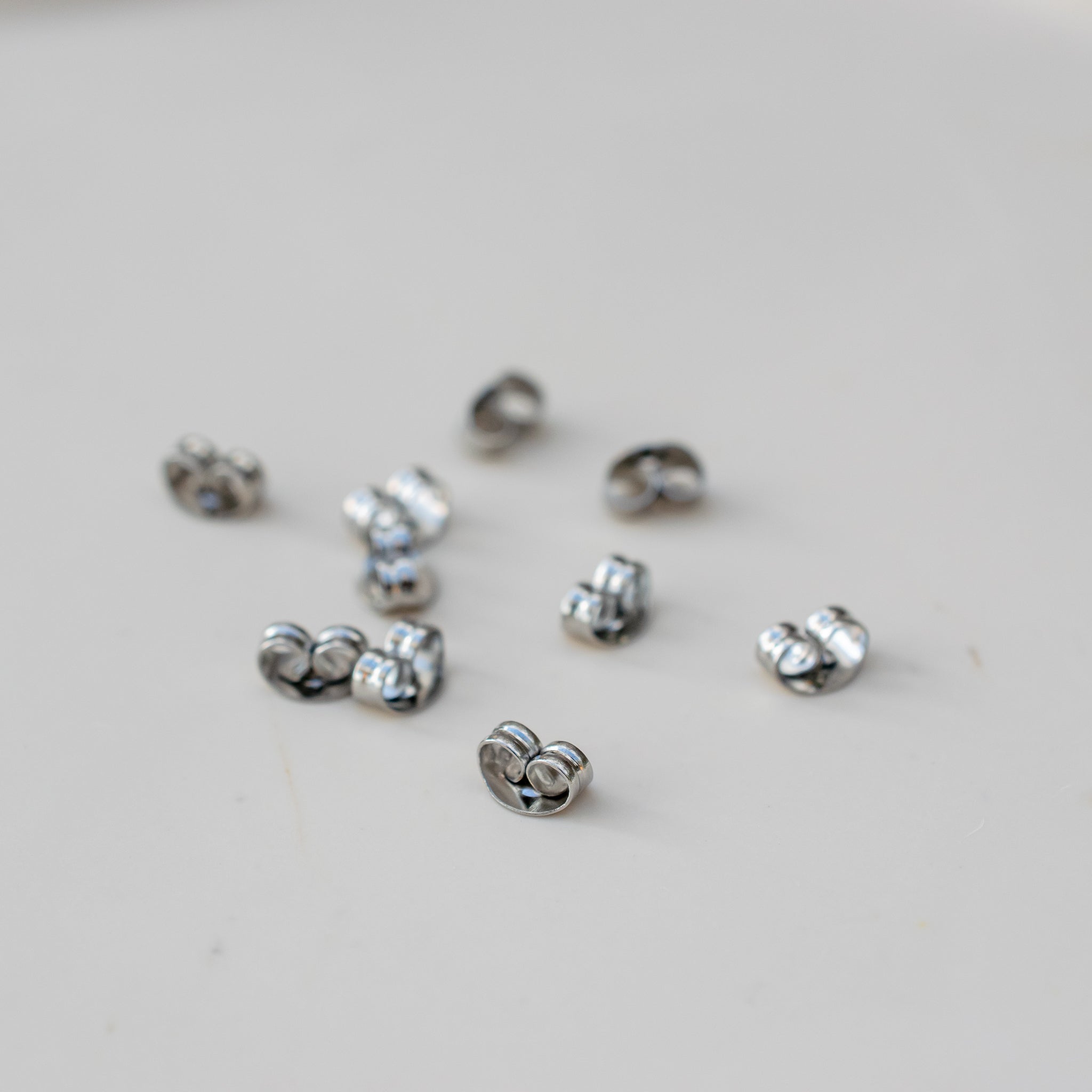 Titanium platte achterkant oorbellen, 6 paar schroefsluiting Titanium platte achterkant oorbellen, 6 paar schroefsluiting