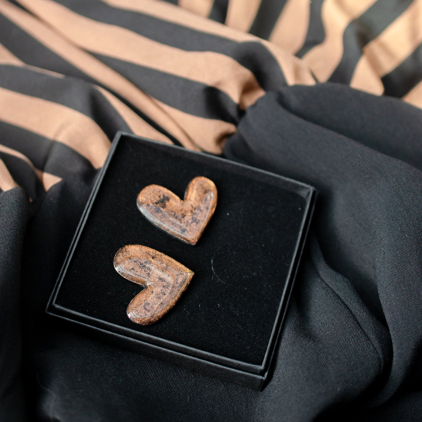 Keelin Design, Handmade Jewelry - Liene Statement Hartjes Oorstekers - Midi (Dirty Roest)