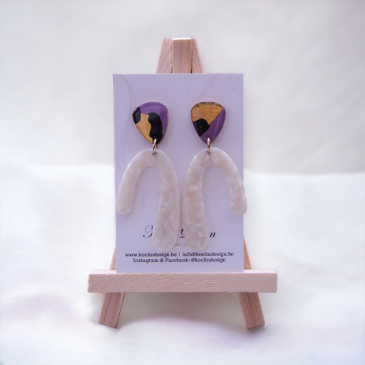 Alliyah - houten acryl statement oorbellen (crème) met een vleugje paars - Oorbellen - Keelin Design