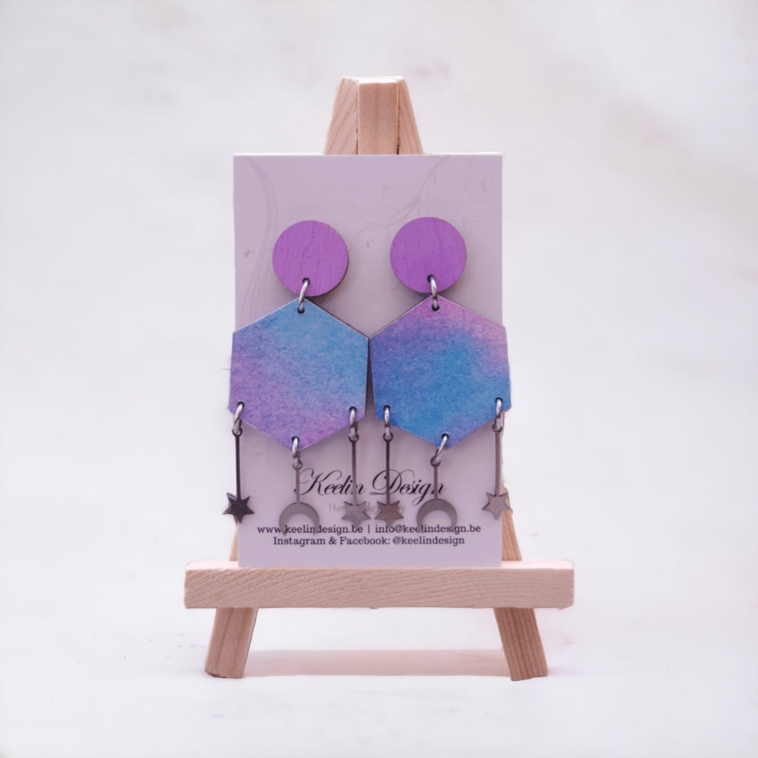 Alula - houten statement oorbellen in pastel galaxy kleuren met roestvrijstalen maan en ster hangers - Oorbellen - Keelin Design