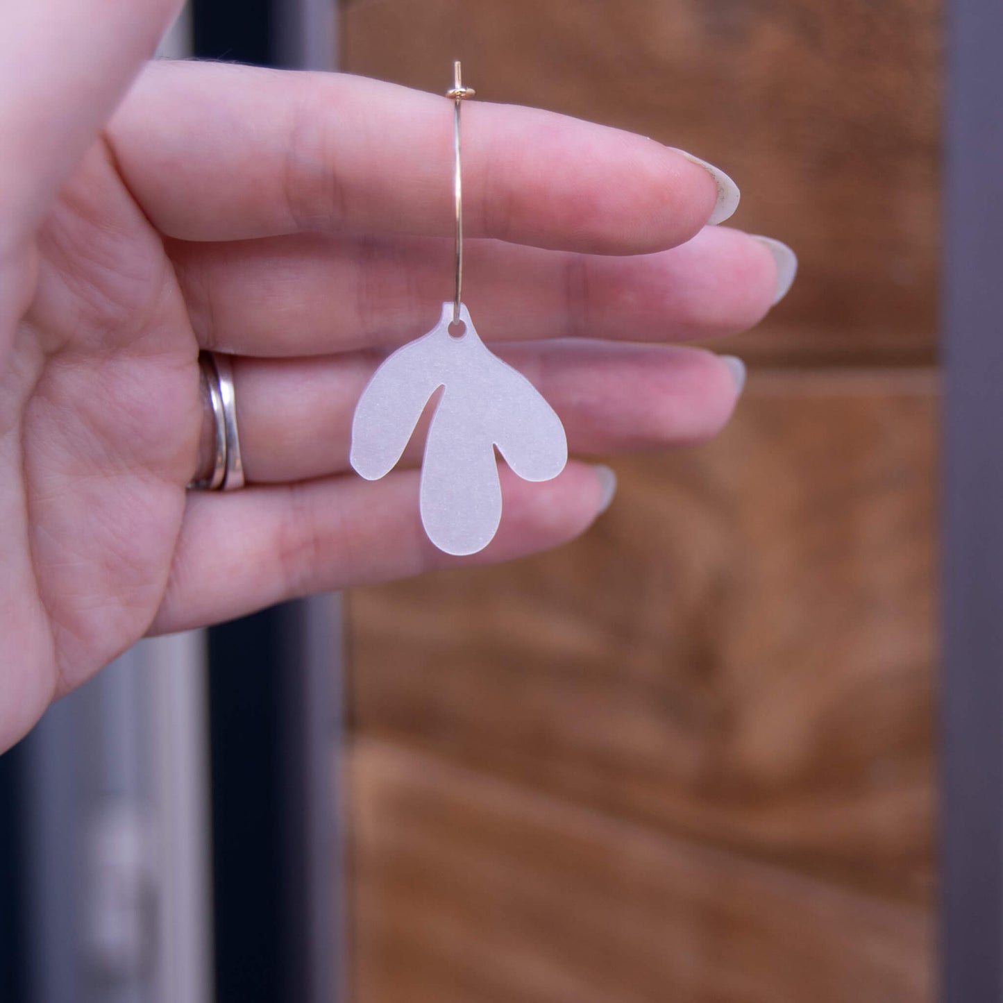 Alba - Trendy hoop oorbellen met blaadjes hangers gemaakt uit gerecycleerd acryl - Oorbellen - Keelin Design