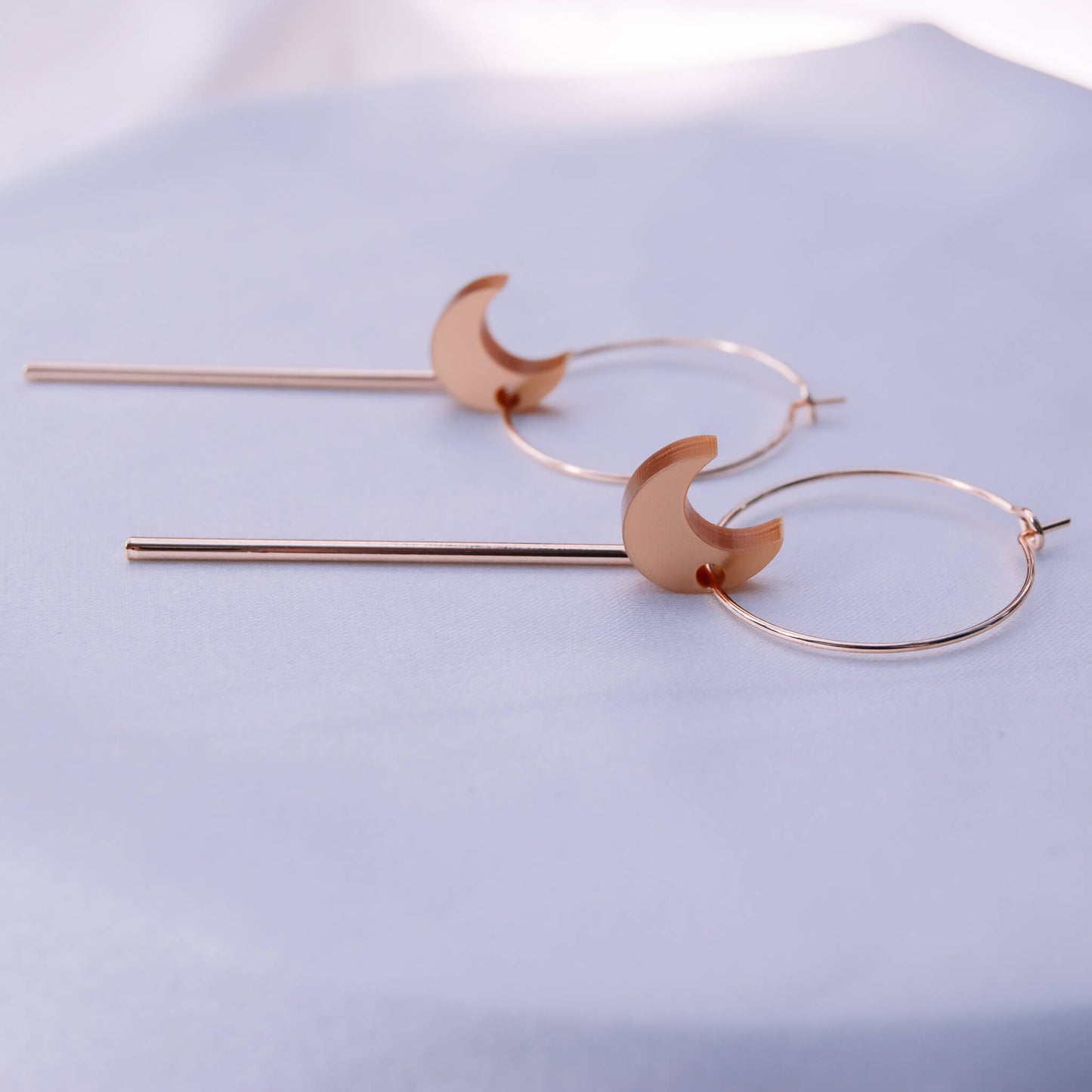 Isla - Fijne oorbellen met leuke maan hangertjes gemaakt uit gerecycleerd acryl - Oorbellen - Keelin Design