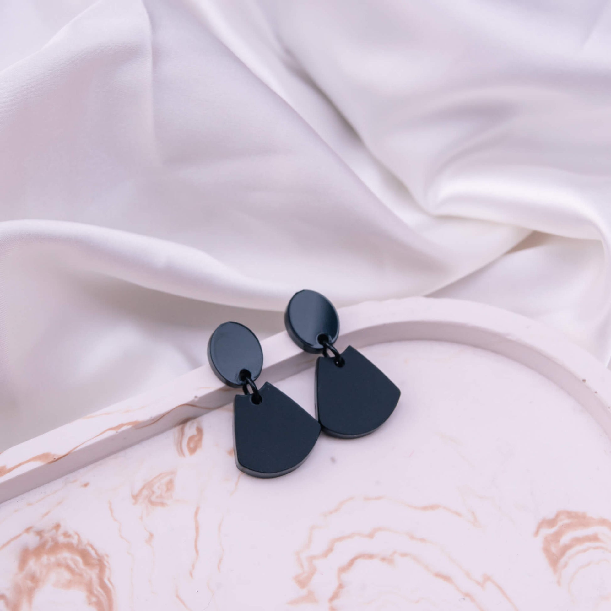 Loïs - Leuke oorbellen in stralend en mat zwart gerecycleerd acryl - Oorbellen - Keelin Design