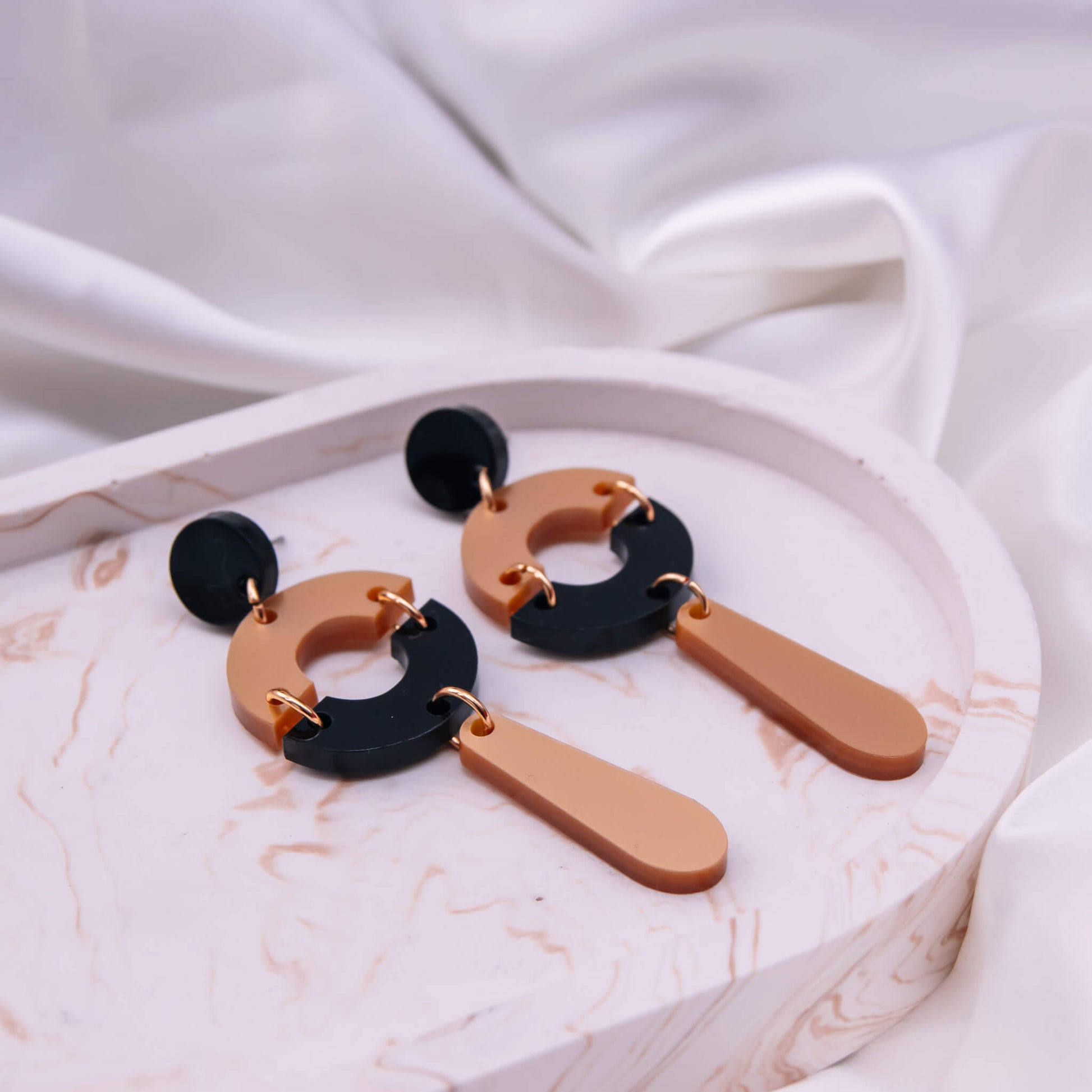 Jolie - Trendy statement oorbellen gemaakt uit gerecycleerd acryl - Oorbellen - Keelin Design