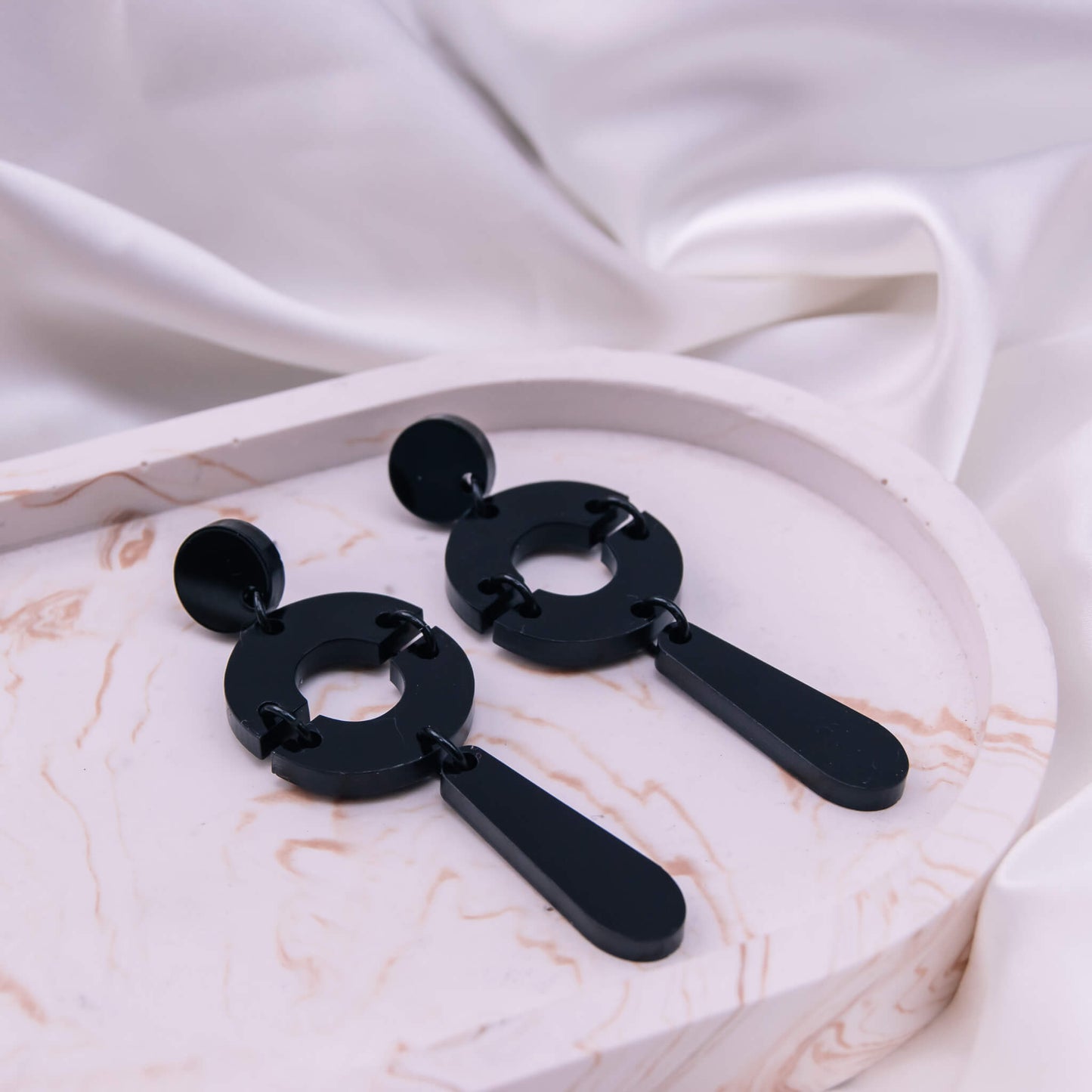 Jolie - Trendy statement oorbellen gemaakt uit gerecycleerd acryl - Oorbellen - Keelin Design