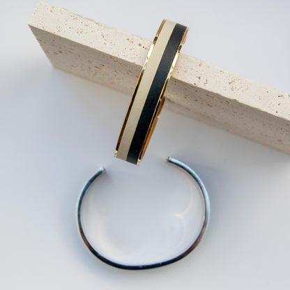Trendy bangle armband met beige en zwart DQ leder - Armband - Keelin Design