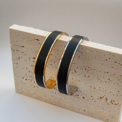 Brede trendy bangle armband met zwart DQ leder - Armband - Keelin Design