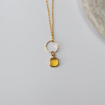Jozefien - Goudkleurige halsketting met kleine glashanger in prachtige kleuren - Halsketting - Keelin Design