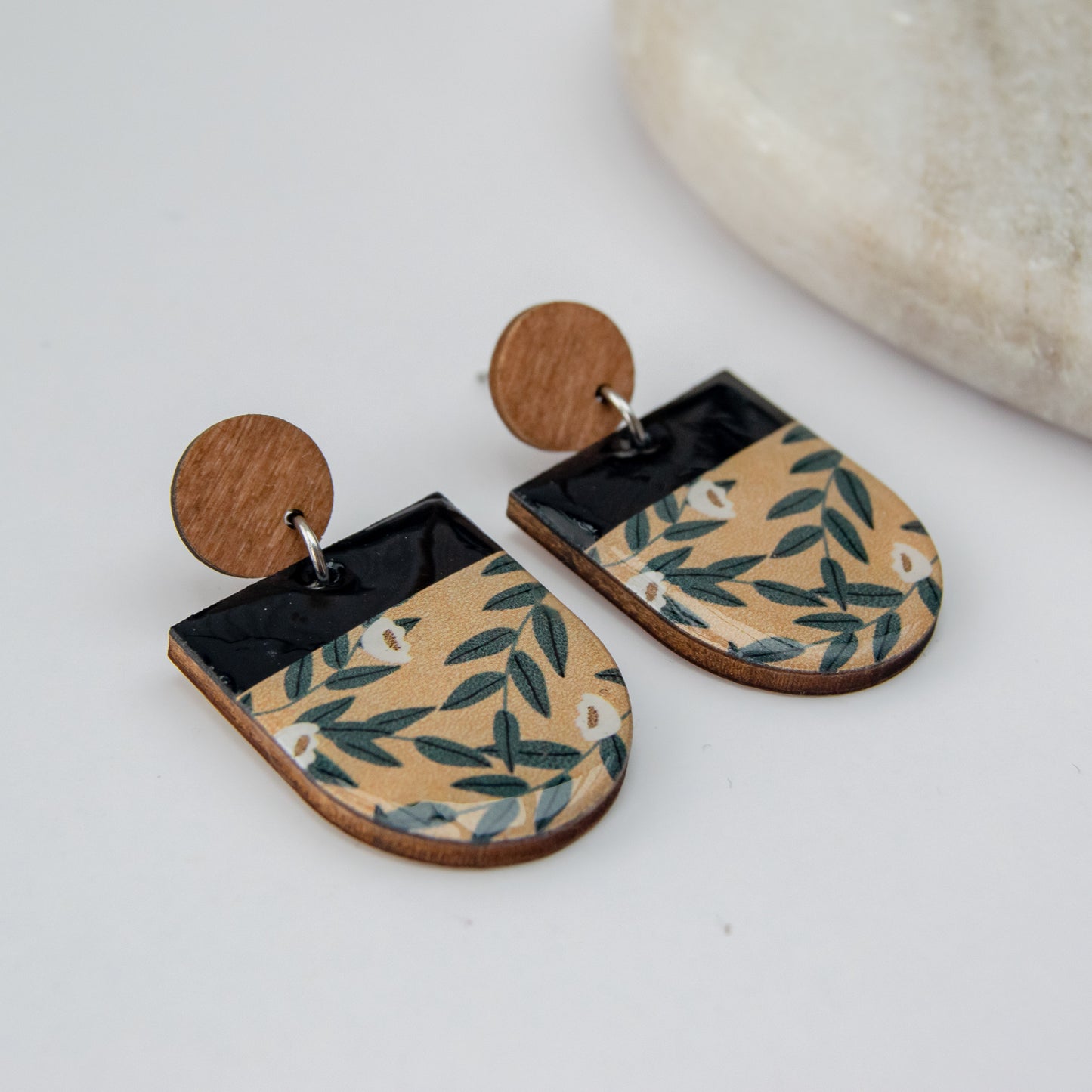 Lize - Wooden statement earrings in natural colors with green leaves