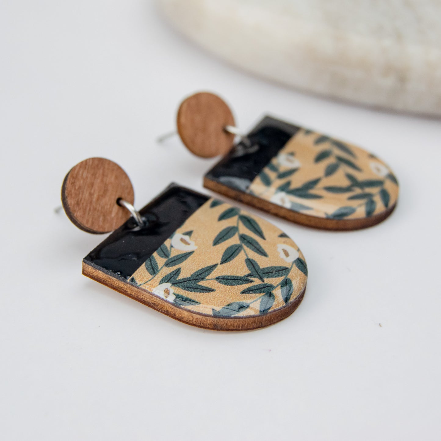 Lize - Wooden statement earrings in natural colors with green leaves