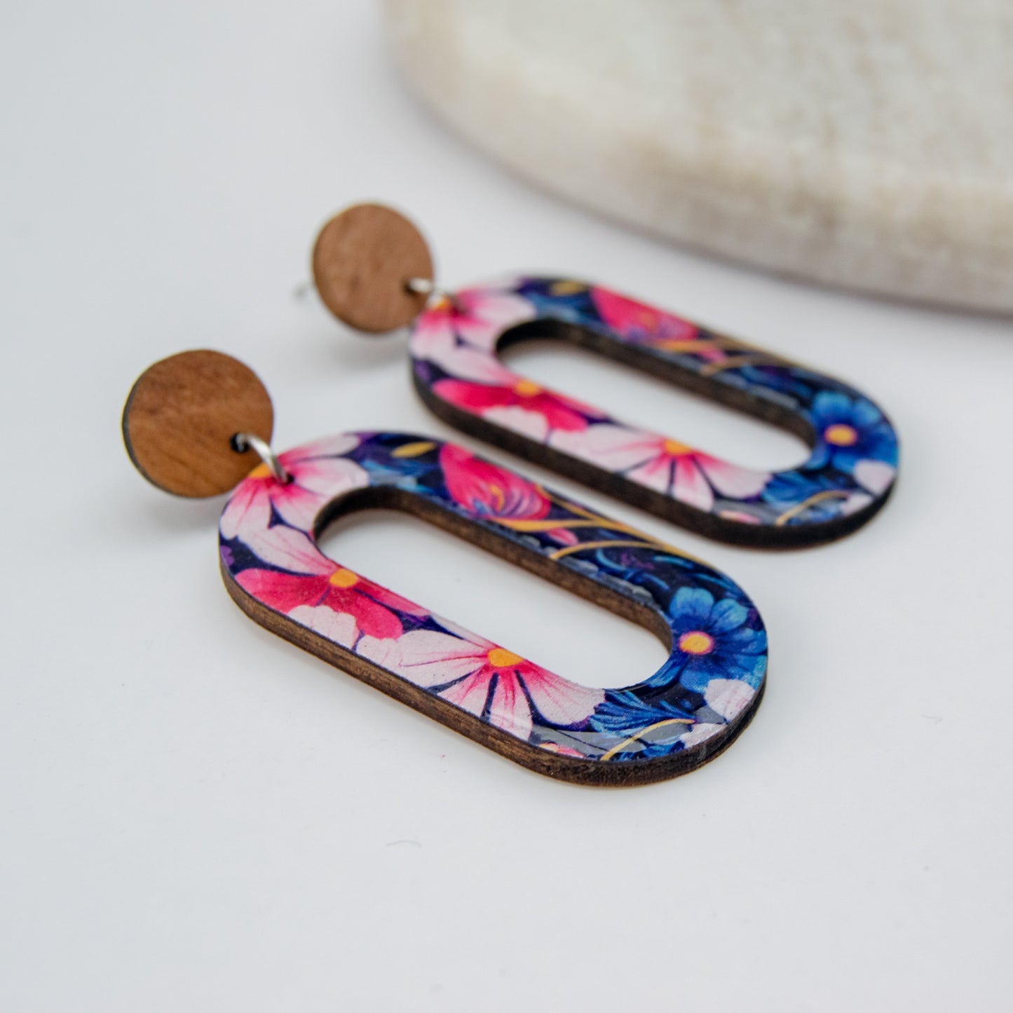 Mila - Fleurige houten statement oorbellen met prachtige bloemenprint in blauw en roze tinten